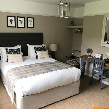 Oak Tree Lodge & Holiday Parking Burstow Екстериор снимка