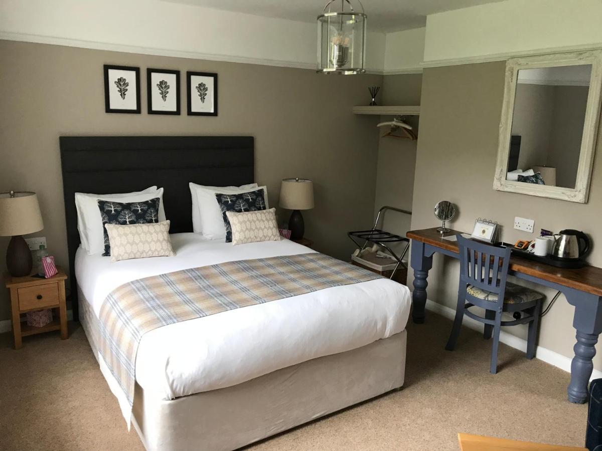 Oak Tree Lodge & Holiday Parking Burstow Екстериор снимка