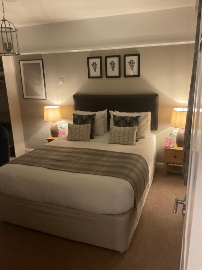 Oak Tree Lodge & Holiday Parking Burstow Екстериор снимка