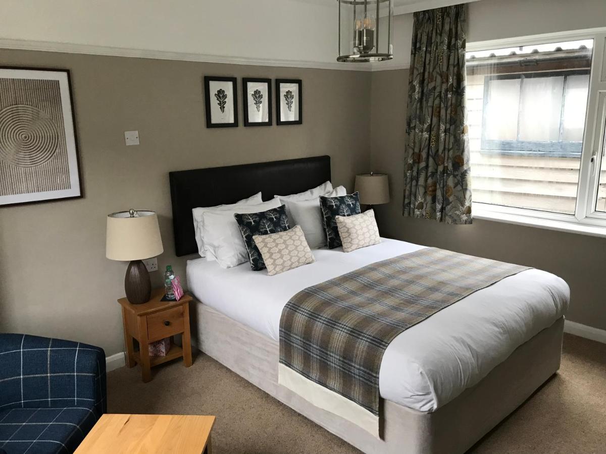 Oak Tree Lodge & Holiday Parking Burstow Екстериор снимка