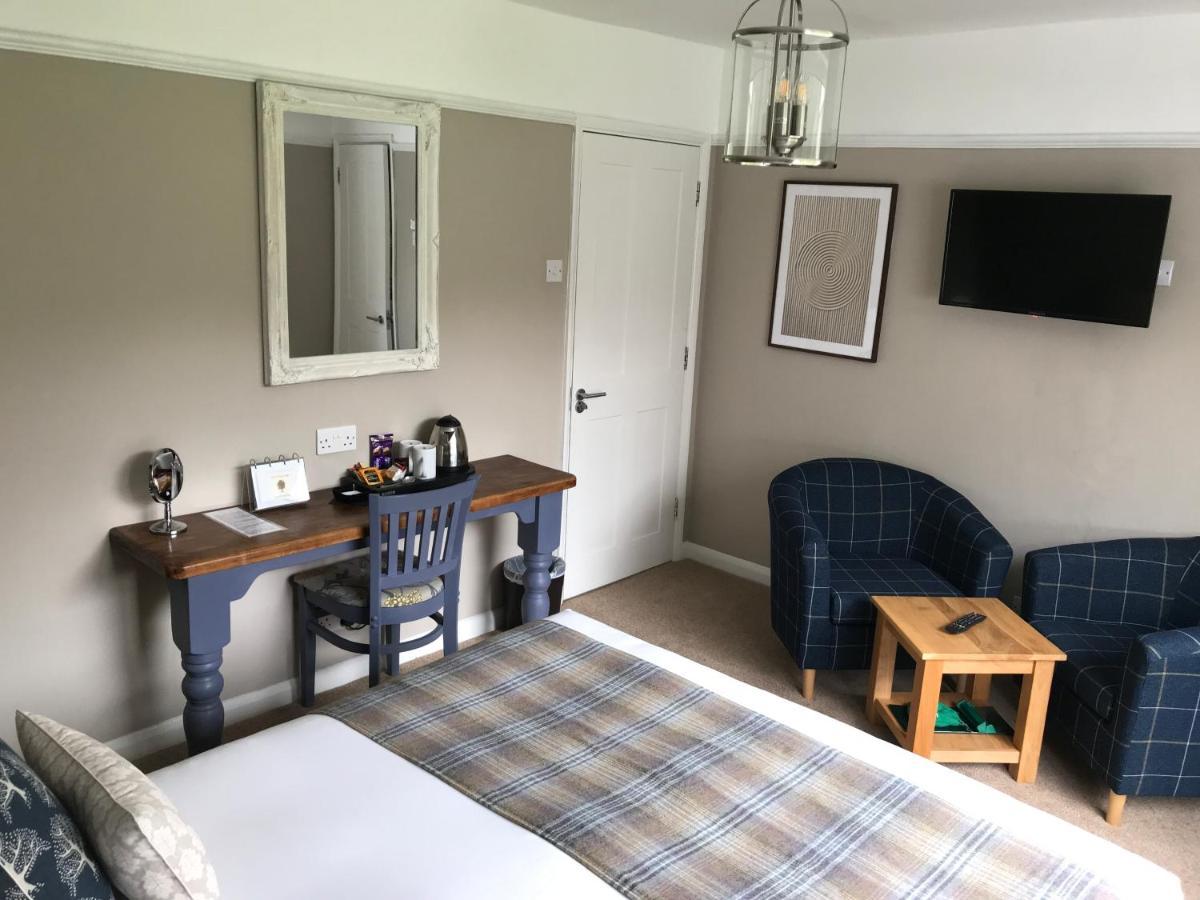 Oak Tree Lodge & Holiday Parking Burstow Екстериор снимка