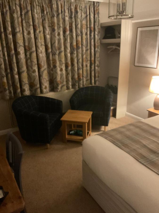 Oak Tree Lodge & Holiday Parking Burstow Екстериор снимка