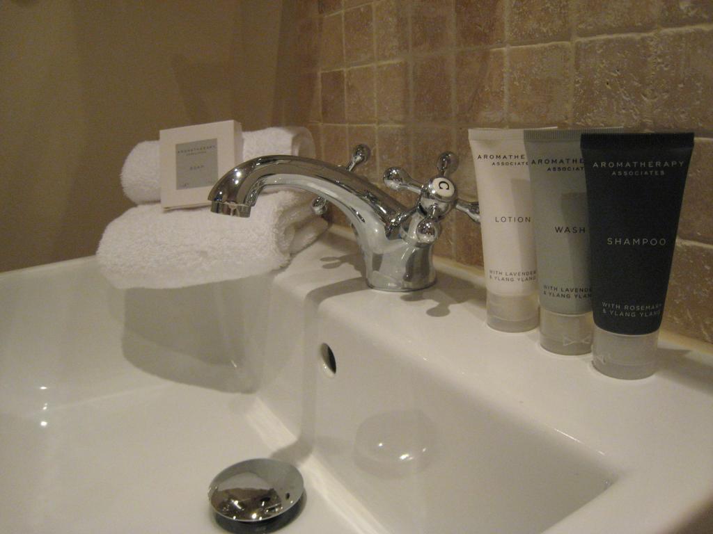 Oak Tree Lodge & Holiday Parking Burstow Екстериор снимка