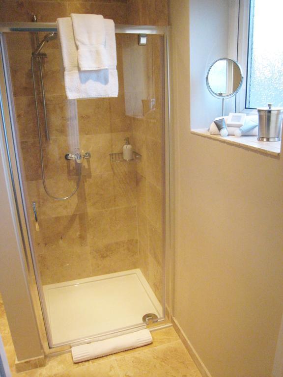 Oak Tree Lodge & Holiday Parking Burstow Екстериор снимка